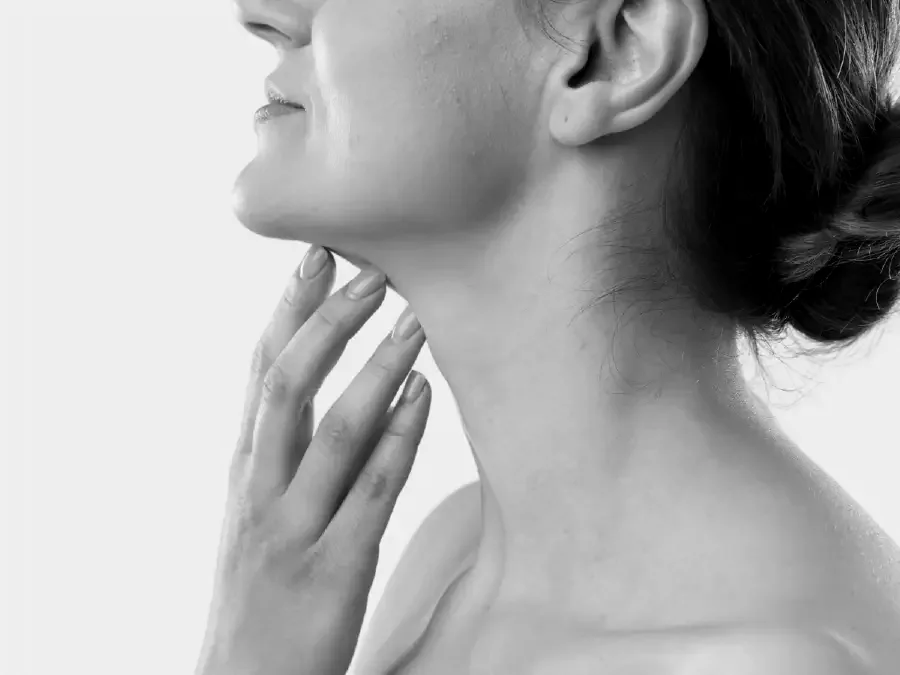 Profil d'un visage, main posée sur le cou, peau nette